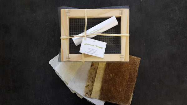 Kit de fabrication de feuille de papier recyclé et végétale.
